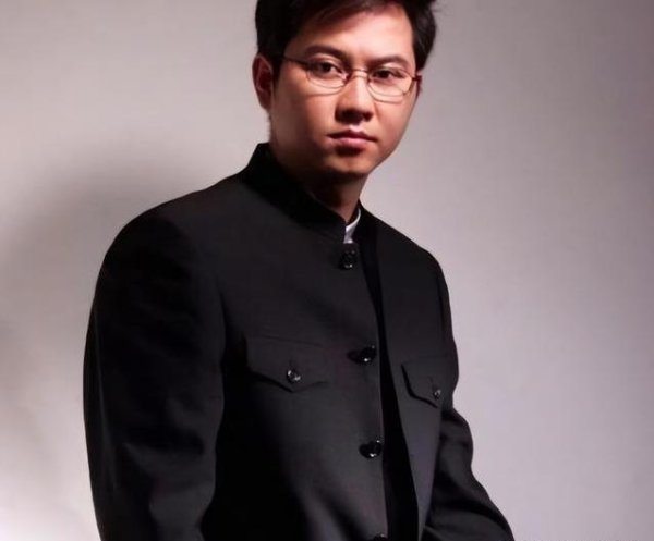 乐天盈配资 叛逆少年逆袭成名主持，两婚失败后娶空姐，幸福了吗？