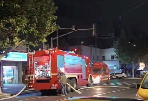 创达盈 今天凌晨德州路一沿街商铺起火 幸无人员伤亡